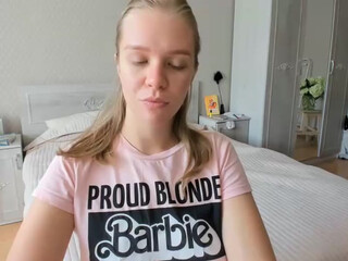 WonderMama webcam show cute lady caresses shaved cunt