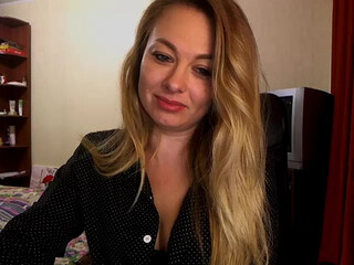 xVikusichkax webcam show bitch drummed with glass dick