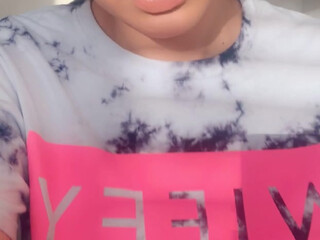 stephmurves_Wifey onlyfans skinny female rubs herself with oil