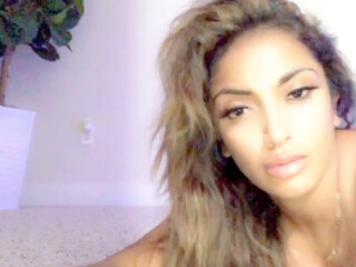 pummasantiago onlyfans pulls pussy to orgasm