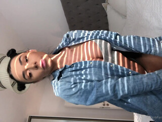 beabeatrice onlyfans busty small exposes her charms