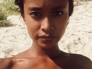 putri_cinta onlyfans skinny female rubs herself with oil