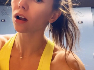 miabandini69 onlyfans hot chick twirls big booty