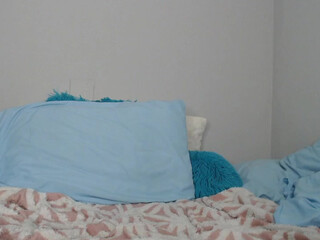 wetsparkles chaturbate black-haired beauty communicates in fries
