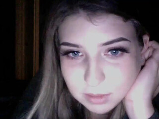 mcinnamonsxo chaturbate incendiary bitch is naughty at the pool