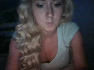 krizzy51330 chaturbate big tit babe bares sexy body