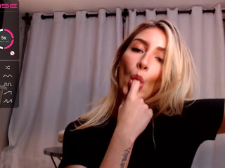 gigielliot chaturbate desirable squeezing nipples