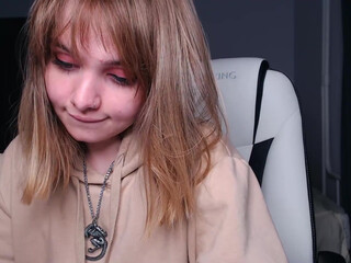 squirrel1998 desired chick caresses juicy holes