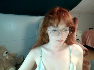 peevolx lustful bitch gently masturbates cunt