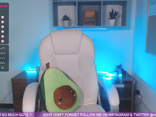 majogh gorgeous young lady shows off her legs