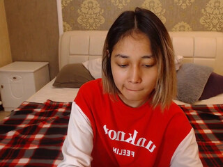 elli_ssi homemade bitch performs a striptease