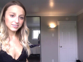 caracupcakexo busty slut gently wrestles pussy