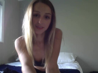 caracupcakexo cute chick jerks both holes