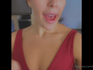 theleahjames onlyfans cute lady spins happily in front of the webcam and shines with all the charms