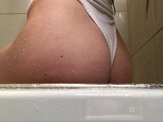 maggiefromthebloc onlyfans caresses the clitoris under the table