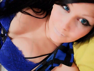 evilvie onlyfans hot babe fucks shaved holes