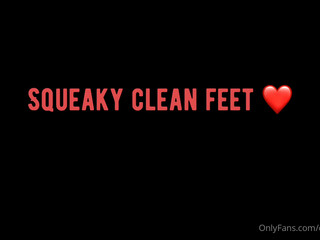 cecesfeetsies onlyfans gorgeous lady caresses shaved vagina