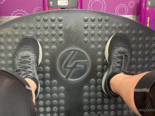 cecesfeetsies onlyfans slut fingers her pussy