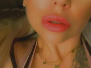 vanityp onlyfans busty small exposes her charms