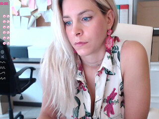 tiffany925 loves to put fingers in forbidden places