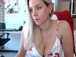 tiffany925 shy babe shows shaved cunt