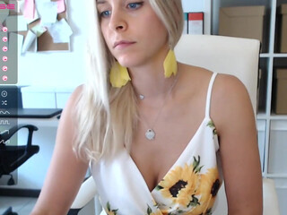 tiffany925 cute bitch in erotic outfit