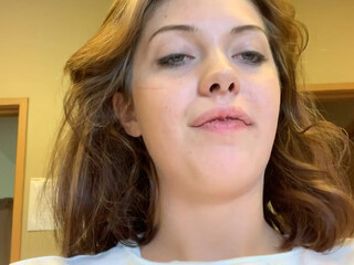 leahwintersxoxo onlyfans naked babe demonstrates chocolate body