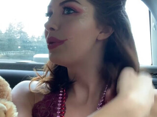 leahwintersxoxo onlyfans black-haired handjob lying on the couch