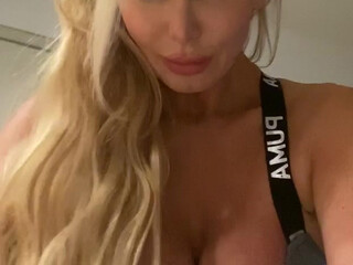 taylorwane69 onlyfans chic hot striptease