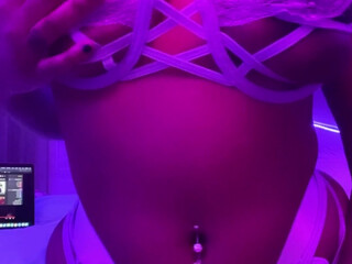 spicylilbrat onlyfans expressive swell performs crazy dance