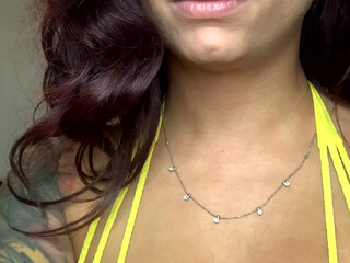 rileyxxxjensen onlyfans gorgeous lady caresses shaved vagina