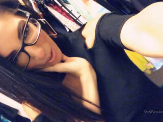 officialdavafoxx onlyfans shows chest