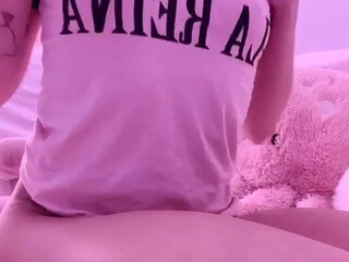 envyanne onlyfans sexy mare caresses hairy cunt