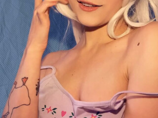 envyanne onlyfans fucks herself on the sofa