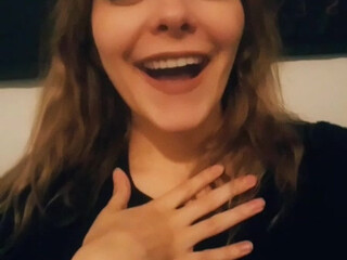 envyanne onlyfans gorgeous young lady shows off her legs