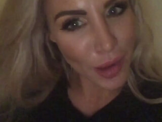 danniiharwood onlyfans busty lady posing in fr