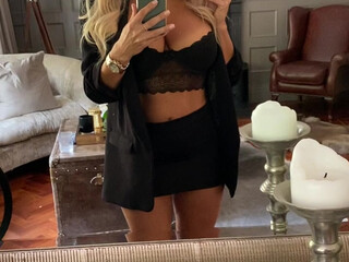 danniiharwood onlyfans amazing female caresses shaved pussy