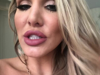 danniiharwood onlyfans bbw fondles her cunt and nipples