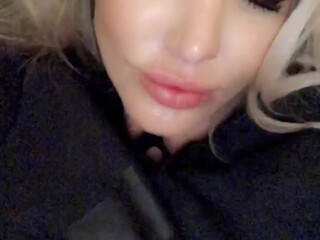 danniiharwood onlyfans cute posing in fries