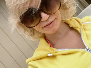 braceybella onlyfans drunk shows her tits