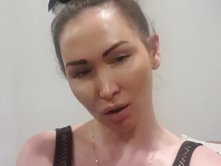 yasminscott onlyfans lusty babe puts big tits