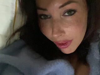 yaela_vonk onlyfans shows how deep a toy can be in your mouth