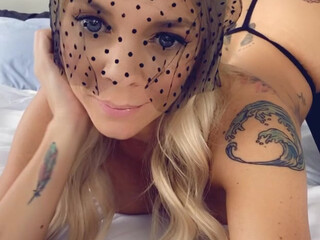 tris_love onlyfans sexy chick caresses pussy and nipples