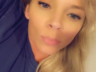 tris_love onlyfans hot chick with big booty poses in lingerie