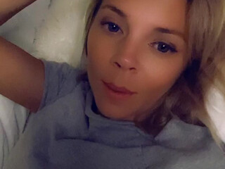 tris_love onlyfans pretty chick fucks pussy with black dildo