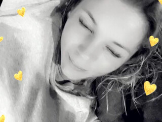 tris_love onlyfans luxurious slut fucks shaved cunt