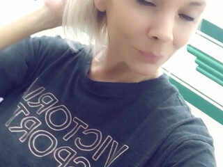 tris_love onlyfans sexy babe plays with pussy
