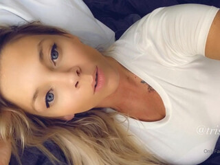 tris_love onlyfans to the cute chick rubs her clit