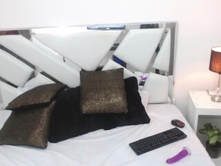 vaalery_cruz shy mare gently jerks her pussy