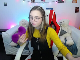 lucky_leslie Dark haired beauty